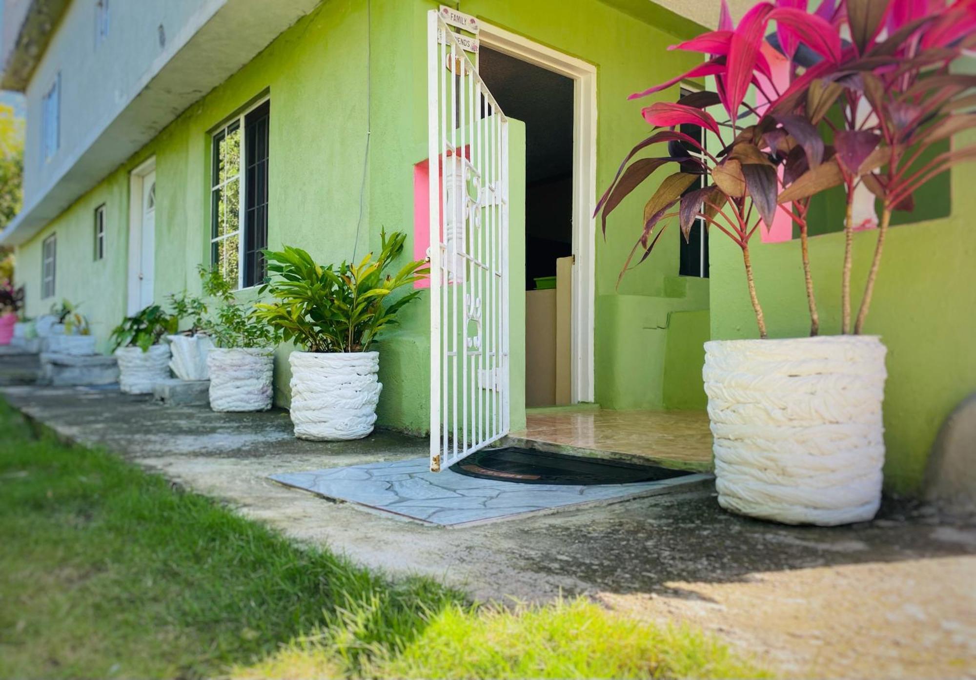 אוצ'ו ריוס Cindy'S Garden Stay מראה חיצוני תמונה