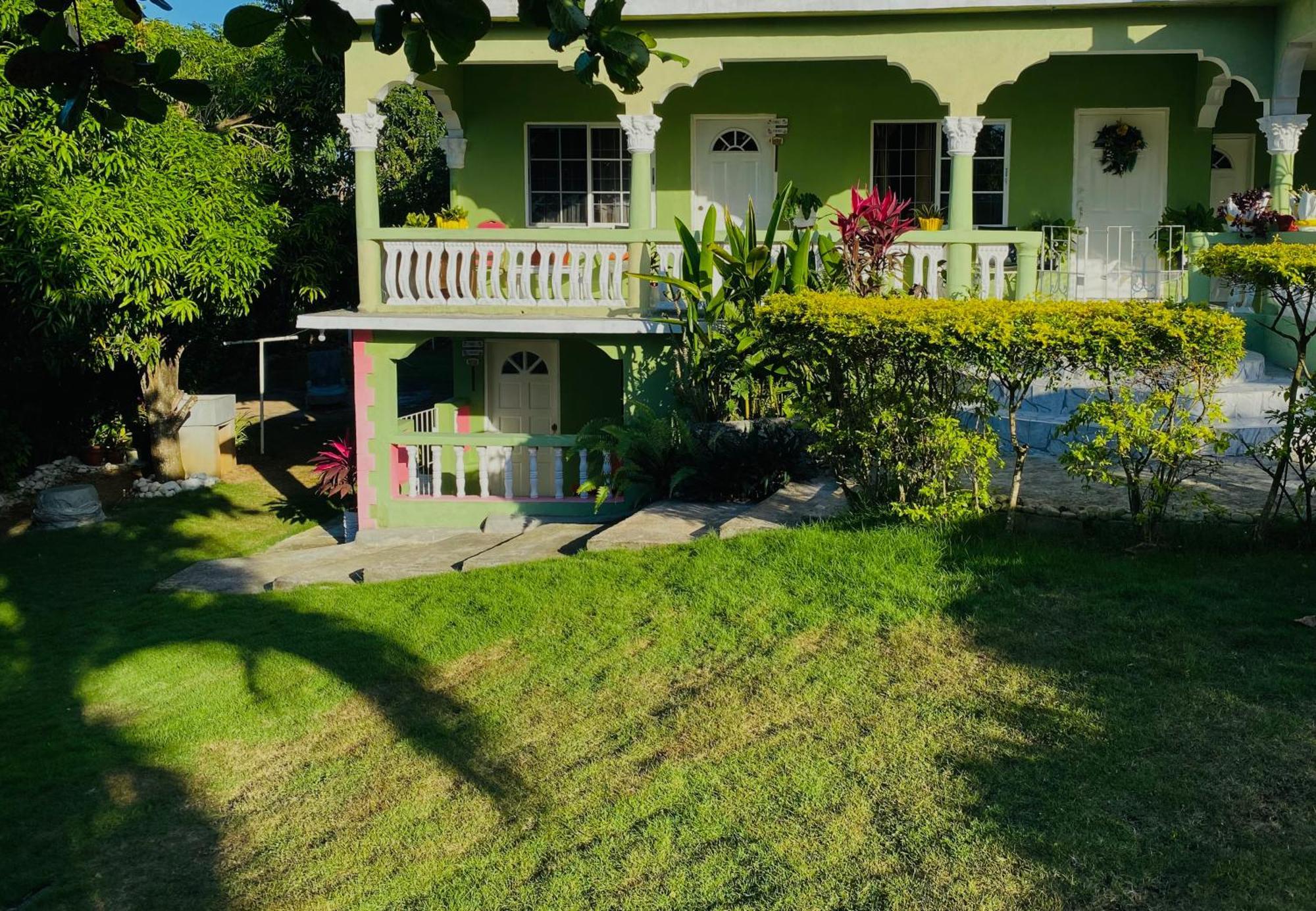 אוצ'ו ריוס Cindy'S Garden Stay מראה חיצוני תמונה